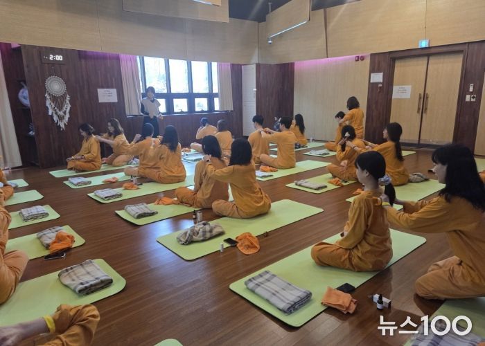 ‘2025년 하반기 민원담당공무원 힐링 워크숍’에서 진행된 아로마 테라피