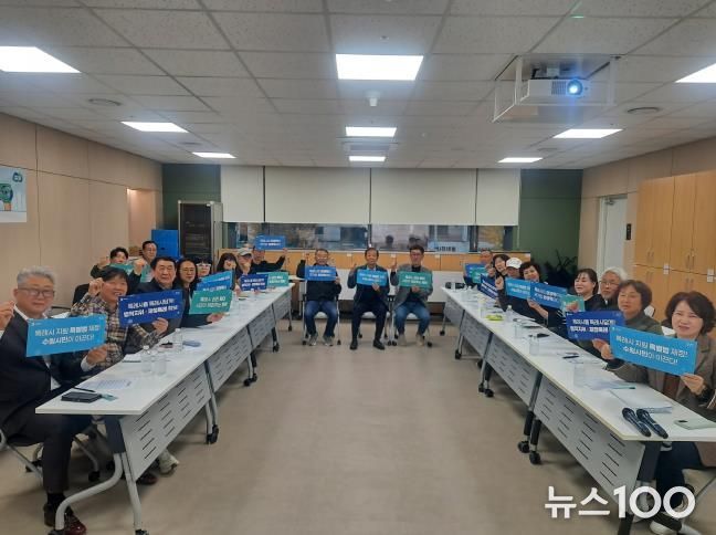 특례시 발전 수원시민 포럼이 ‘특례시 지원 특별법 제정 릴레이 캠페인’을 하고 있다.