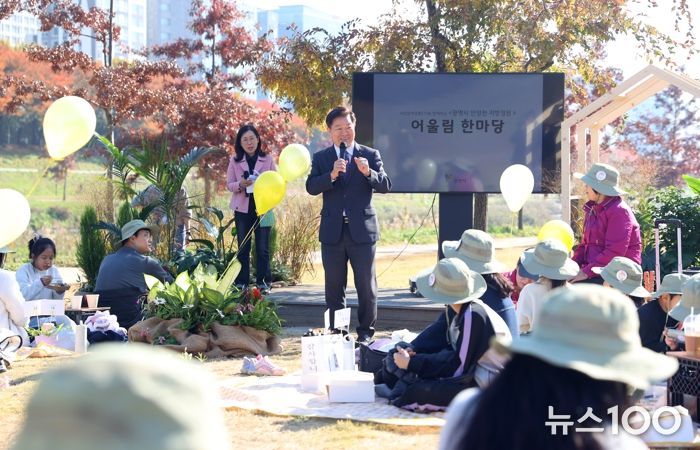 박승원 광명시장이 지난 15일 안양천 지방정원 시범구간에서 개최한 '정원 어울림 한마당'에 참석해 인사말을 하고 있다.