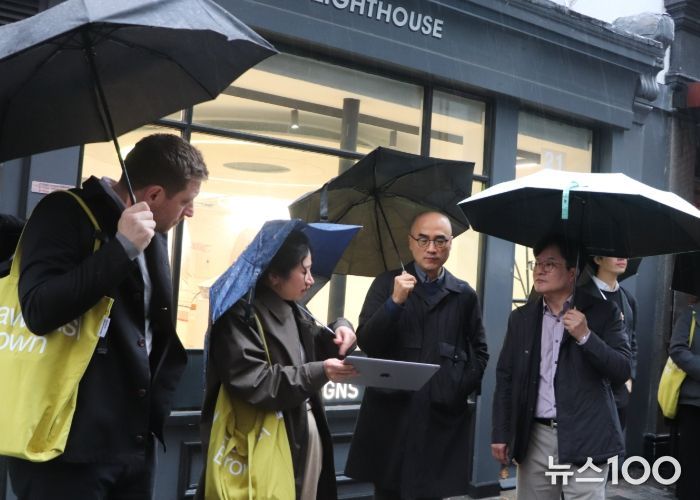 김병수 시장이 런던의 대표적 문화예술거리인 소호거리를 찾아 도시재생 성공 비결과 특징을 살피고 있다.