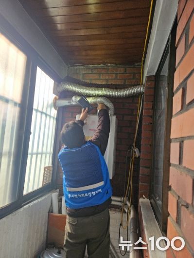 광명시 철산2동 지역사회보장협의체는 지난 18일, 본격적인 겨울철을 앞두고 어르신들의 안전한 겨울나기를 위해 관내 경로당 2곳과 공동생활시설 ‘동행’을 방문해 수도와 난방시설의 사전 안전 점검을 실시했다.