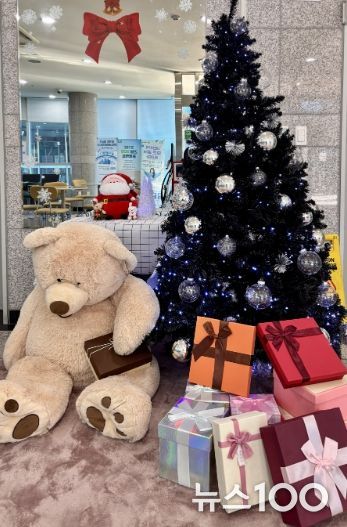 광명시 철산3동 행정복지센터는 연말연시를 맞아 주민들이 따뜻하고 희망찬 분위기 속에서 민원 서비스를 이용할 수 있도록 청사 내·외부에 크리스마스 장식을 설치했다고 19일 밝혔다.