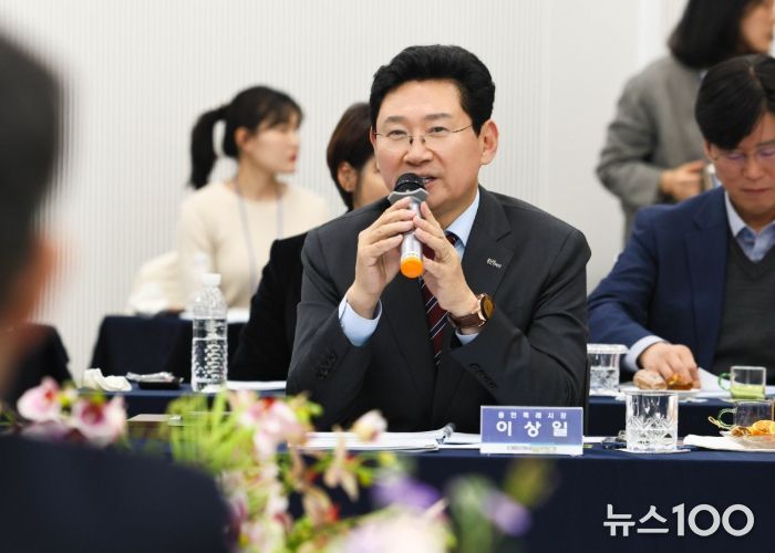 이상일 용인특례시장이 21일 열린 '대한민국특례시시장협의회 2025 하반기 정기회의'에서 인사말을 하고 있다.