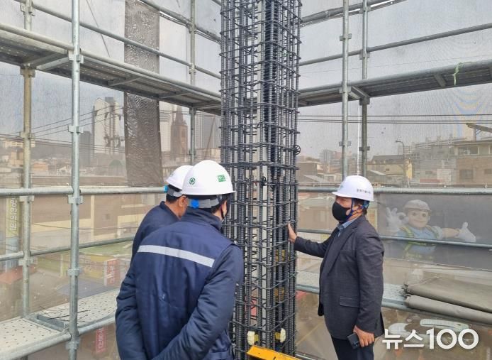 점검반이 건축공사장을 점검하고 있다.