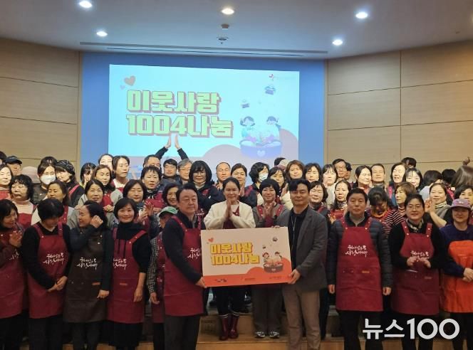 송내사랑의교회에서 김장김치 500박스, 라면 165박스 전달식 모습