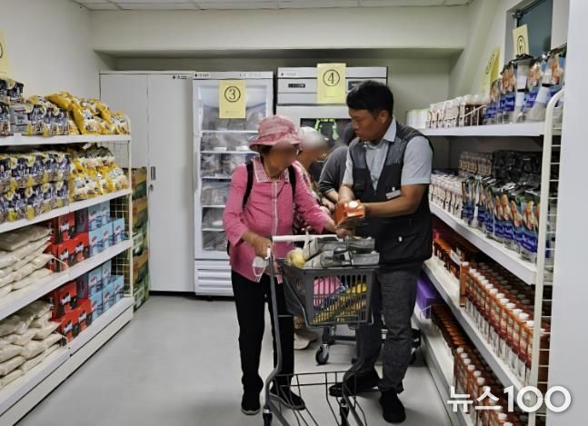 '그냥드림' 시범 사업장으로 선정된 광명푸드뱅크마켓 센터에서 취약계층에 식품을 지원하고 있는 모습