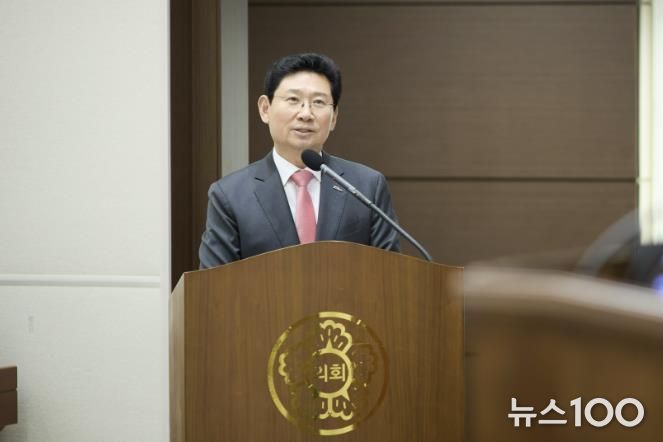 26일 용인특례시의회에서 이상일 시장이 시정질문에 답변하고 있다