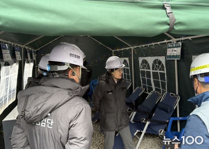 이정화 제2부시장이 동절기 대비 근로자 휴게공간 난방·보온 상태를 확인하고 있다.