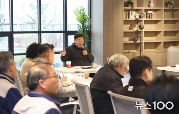 박승원 광명시장이 지난 2일 오후 광명제1R구역 재개발정비사업 '광명자이더샵포레나' 현장을 찾아 공사 현황을 청취하며 품질관리와 안전관리에 최선을 다해줄 것을 당부하고 있다.