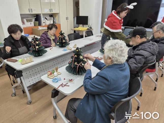 팔달구치매안심센터 프로그램 참여자들이 ‘2025년 치매안심센트 프로그램 참여자 수료식’에서 기념촬영을 하고 있다.