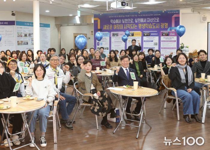 박승원 광명시장이 지난 3일 평생학습원에서 열린 '리(Re):본 광명시대 프로젝트' 성과공유회에 참석해 광명자치대학교 졸업생으로 구성된 5개 실천단과 기념사진을 촬영하고 있다.