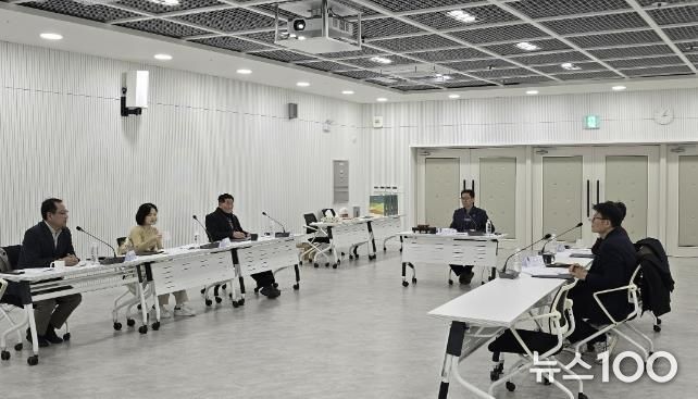 수원시가 ‘2025년 수원시 수목원 운영자문위원회 회의’를 열고 있다.