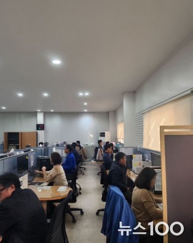 체납조사반 전화 상담 모습