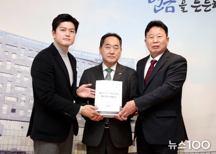 서태원 가평군수(사진 맨 오른쪽)와 김용태 국회의원(사진 맨 왼쪽)이 8일 전북 전주에 위치한 국민연금공단 본사를 방문해 김태현 이사장에게 ‘국민연금공단의 가평상담센터 폐쇄 반대 건의문’을 직접 전달하고 있다.