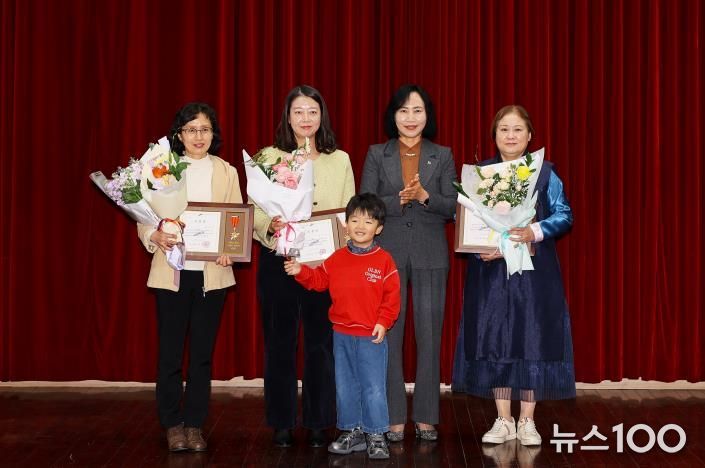이선희 문화체육관광국장(오른쪽 두번째)이 평생비전센터 교육수료식에서 표창장 수상자들과 함께 기념촬영을 하고 있다.