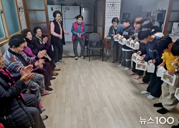 고양시 주교청소년자유공간 동아리 ‘꿀밭’, 경로당에 수제 당근머핀 전달
