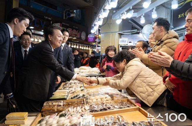 2월 21일 윤석열 대통령은 울산의 대표 전통시장인 신정상가시장을 방문했다.
