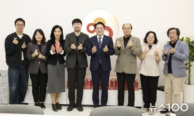 안양문화예술재단은 제8회 안양공공예술프로젝트 집행위원회를 개최하고 향후 추진 방향을 논의했다.