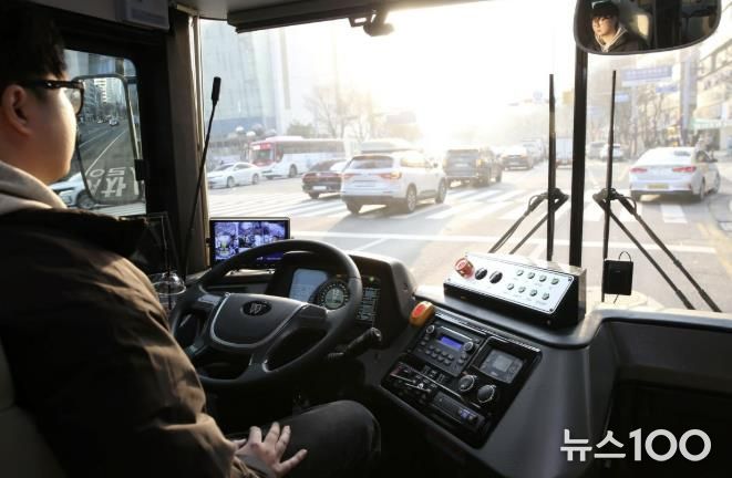 안양시 주야로의 관리자가 핸들에서 손을 떼고 운전석에 앉아 자율주행을 제어하고 있다