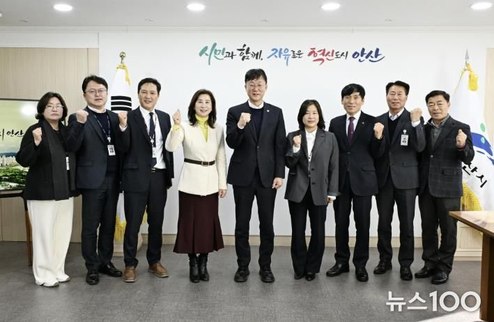 이민근 안산시장(가운데)이 2025년 12월 31일 김수진 안산교육지원청 교육장(왼쪽 네번째) 등 관계자들과 간담회를 마치고 함께 사진촬영을 하고 있다.