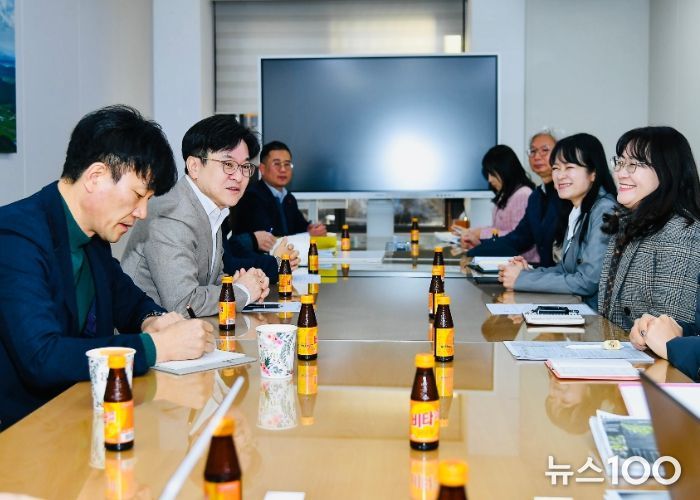 김포시가 20일 새솔학교 비상대책학부모위원회 및 학교측과의 간담회를 개최했다.