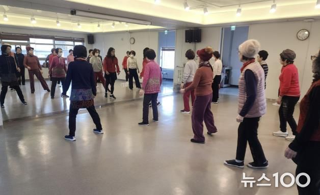 지난 22일 광명시 시민건강증진센터에서 '어르신 건강체조·요가교실'을 진행하고 있다