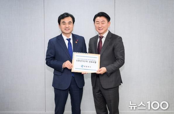 1월 28일 국방부에서 열린 ‘경기북부 미군공여구역 간담회’에서 김동근 시장(사진 오른쪽)이 안규백 국방부 장관에게 반환공여구역 관련 건의사항을 전달한 뒤 함께 기념사진을 찍고 있다.