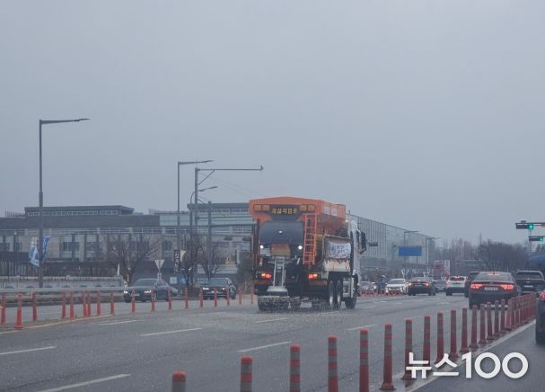 지난 1월 11일 제설차량으로 도로에 제설제를 살포하는 모습.