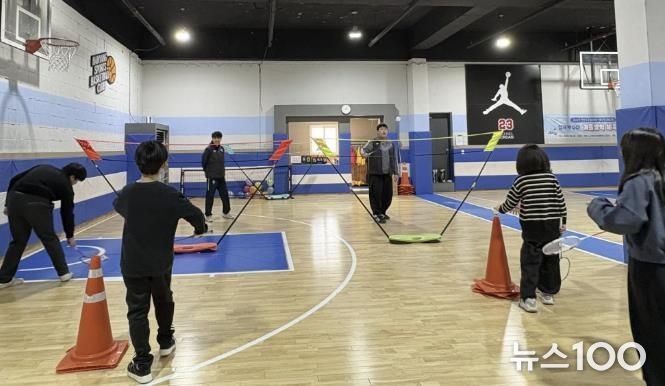 안산시드림스타트에서 3일 겨울방학 체육교실-배드민턴 수업을 진행하고 있다.