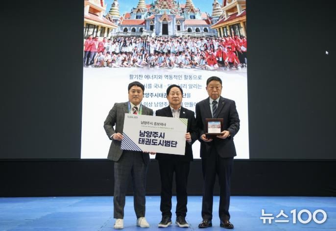 위촉패를 전달하는 주광덕 시장