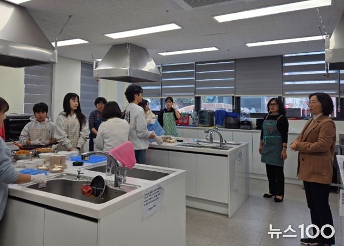 광명시 광명5동 청소년지도협의회(회장 김영란)는 지난 23일 광명5동 행정복지센터 공유부엌에서 청소년지도협의회 위원들과 관내 청소년 5명이 함께하는 ‘건강한 오란다 만들기’ 체험 행사를 개최했다.