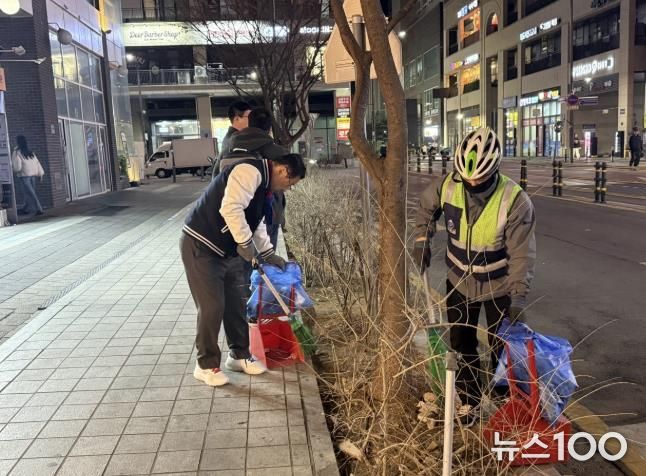 이현재 하남시장이 지난 21일 저녁 미사문화거리에서 시 소속 환경공무관들과 함께 빗자루를 들고 야간 청소 정화 활동을 펼치고 있다.