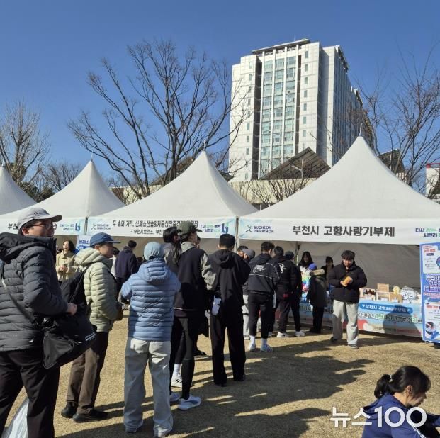 방문객들이 홍보부스 이벤트 참여를 위해 줄을 서고 있다.