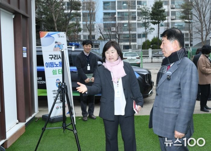 이동노동자 쉼터 운영 현황에 대해 보고받는 백경현 구리시장