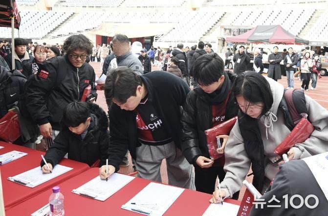 부천시민들이 KTX-이음열차 소사역 정차 요구 시민 서명운동에 참여하고 있다.
