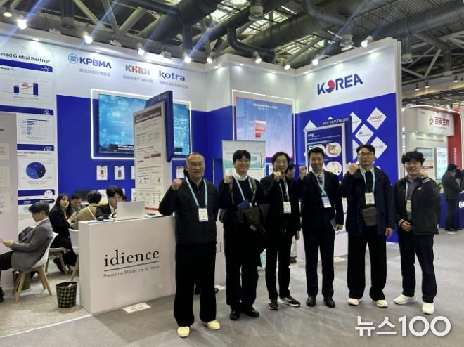 12일 중국에서 열린 '2026 바이오 차이나'에 참가한 시흥시 관계자들이 포럼 참여 후 국제 산업동향을 파악하고 있다