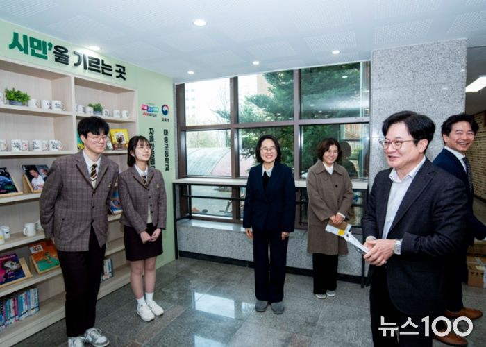 김병수 시장이 지난 18일 마송고등학교를 찾아 현장을 살피고 있다.