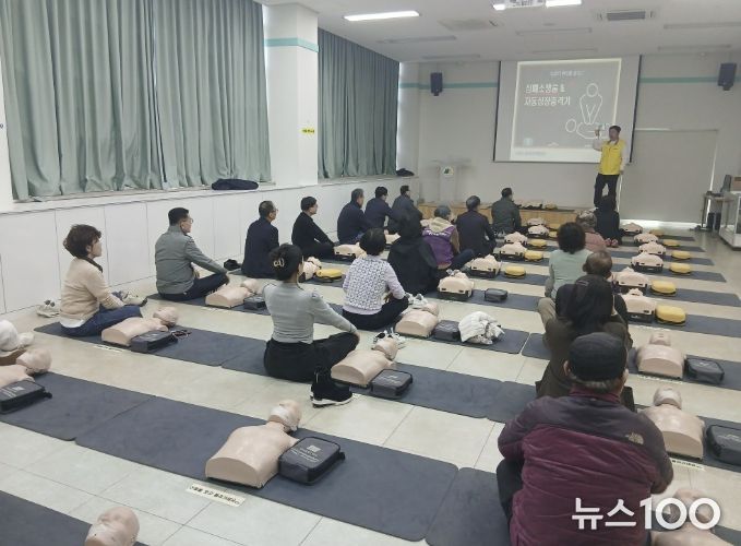 생명지킴이 공동체 안전체험 교육 참가자들이 심폐소생술 실습을 하고 있다
