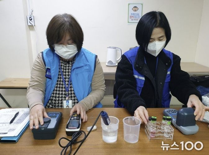 수원시 워터코디가 수돗물 수질을 검사하는 모습