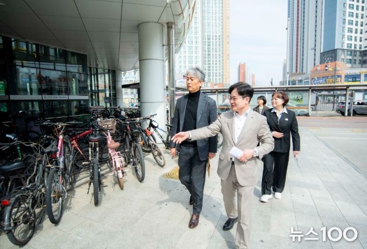 김병수 시장이 24일 현장행정을 통해 공유자전거 및 전동킥보드 관리 현황을 살피고 있다.