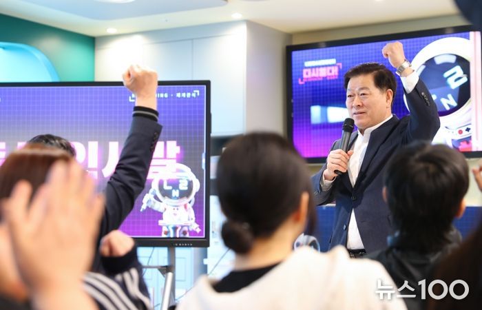 박승원 광명시장이 지난 28일 철산3동행정복지센터 6층에 자리한 광명시청소년재단 나름청소년활동센터 재개관식에서 청소년들과 소통하고 있다.