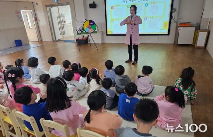 어린이집에서 도담도담 건강교실을 진행하고 있는 모습