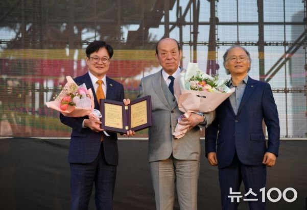 김병수 시장이 제15대 심수관에게 명예시민증을 수여했다.