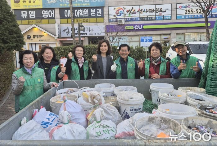 수원시 장안구 새마을지도자조원1동협의회, 자원순환 실천을 위한 ‘사랑의 폐건전지’ 전달