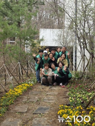 광명시 광명5동 새마을지도자협의회와 부녀회는 30일 봄맞이와 식목일을 기념해 비올라와 팬지 등 봄꽃 600그루를 심었다.