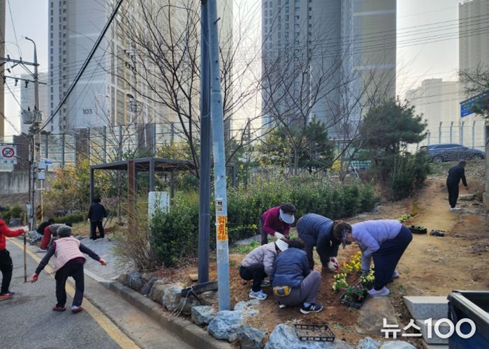 광명시 일직동 행정복지센터는 지난 28일 본격적인 봄철을 맞아 쾌적하고 아름다운 마을 환경을 조성하기 위해 호봉골 소공원 일대에서 ‘2026년 시민참여 꽃 심기’ 행사를 실시했다.