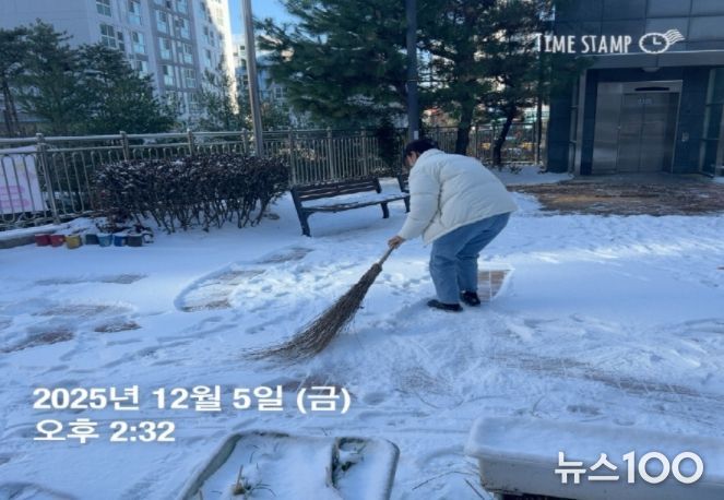 고양시자원봉사센터, ‘눈 쓸 고양’으로 안전한 통행길 조성