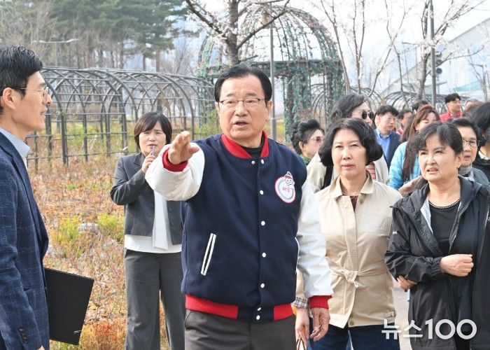 4월 1일 미사호수공원에서 이현재 시장이 망월천 인도교 설치 예정구역을 돌아보고 있다.