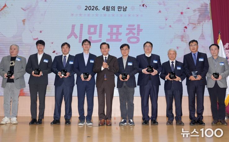 이재준 수원시장(왼쪽 5번째)이 성실납세자들과 기념촬영을 하고 있다.