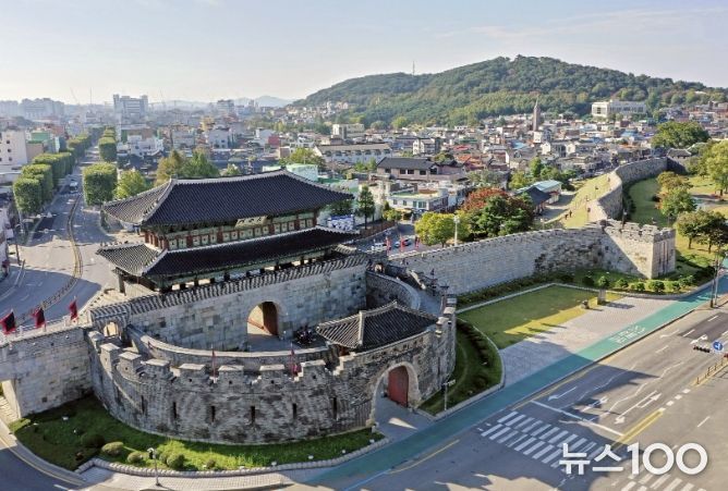 수원화성 중 보물로 지정된 장안문 전경.